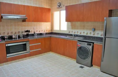 صورة لـ مطبخ شقة - 2 غرف نوم - 3 حمامات للايجار في حدائق الفردان 09 - ابو سدرة - الريان - الدوحة ، صورة رقم 1