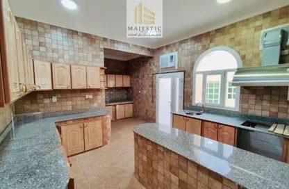 Villa - 4 Bedrooms - 5 Bathrooms for rent in Al Dafna - Al Dafna - Doha