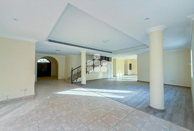 883032 - Property Image 2