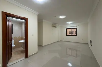 شقة - 2 غرف نوم - 2 حمامات للايجار في شارع انس - فريج بن محمود الشمالي - فريج بن محمود - الدوحة