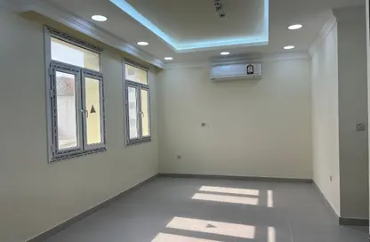 Apartment - 2 Bedrooms - 2 Bathrooms for rent in Umm Ghuwalina - Umm Ghuwailina - Doha