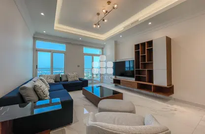 Living Room image for: Apartment - 2 Bedrooms - 3 Bathrooms for rent in Floresta Gardens - Floresta Gardens - The Pearl Island - Doha, Image 1