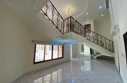 فيلا - 5 غرف نوم - 5 حمامات للايجار في شارع عنيزة - الحي الدبلوماسي - الدوحة