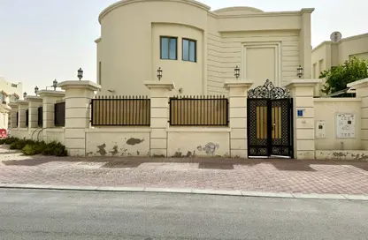 Villa - 5 Bedrooms - 4 Bathrooms for rent in Umm Al Seneem Street - Ain Khaled - Doha