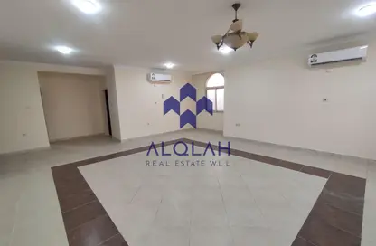 فيلا - 4 غرف نوم - 4 حمامات للايجار في شارع المطار القديم - طريق المطار القديم - الدوحة