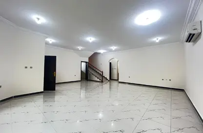 Apartment - 5 Bedrooms - 5 Bathrooms for rent in Umm Al Seneem Street - Ain Khaled - Doha