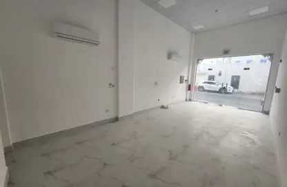 محل تجاري - استوديو - 1 حمام للايجار في فريج كليب - الدوحة