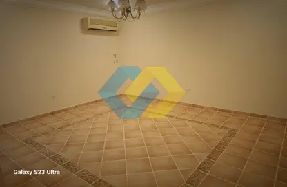 شقة - 2 غرف نوم - 2 حمامات للايجار في شارع المطار القديم - طريق المطار القديم - الدوحة