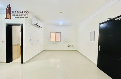 Apartment - 1 Bedroom - 2 Bathrooms for rent in Umm Ghuwailina 4 - Umm Ghuwailina - Doha