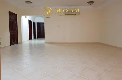 Compound - 3 Bedrooms - 2 Bathrooms for rent in Old Airport Road - Doha