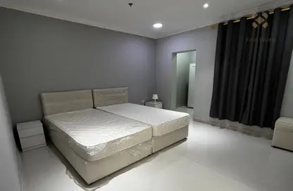 Room / Bedroom image for: Apartment - 1 Bathroom for rent in Ras Abu Aboud - Doha, Image 1