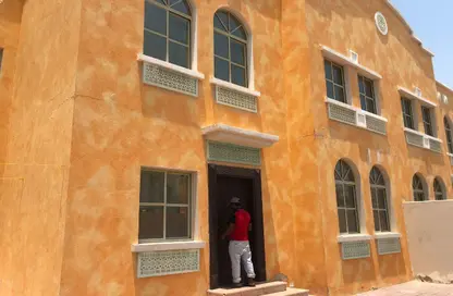 فيلا - 4 غرف نوم - 5 حمامات للايجار في شارع ام السنيم - عين خالد - الدوحة