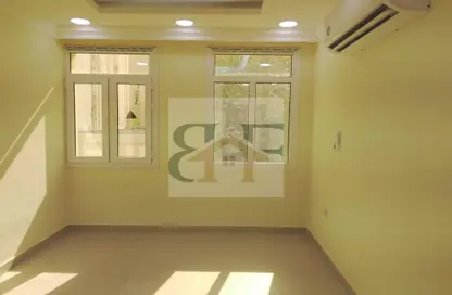 Apartment - 2 Bedrooms - 2 Bathrooms for rent in Umm Ghwailina Comm - Umm Ghuwalina - Umm Ghuwailina - Doha