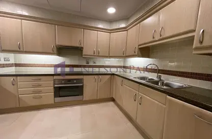 صورة لـ مطبخ شقة - 2 غرف نوم - 3 حمامات للايجار في طريق بورتو الشرقي - بورتو أرابيا - جزيرة اللؤلؤة - الدوحة ، صورة رقم 1