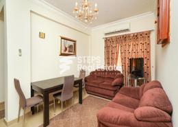 صورةغرفة المعيشة / غرفة الطعام لـ: شقة - 2 غرف نوم - 1 حمام للكراء في شارع المطار القديم - طريق المطار القديم - الدوحة, صورة 1