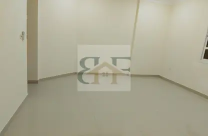 Apartment - 2 Bedrooms - 2 Bathrooms for rent in Bin Omran - Fereej Bin Omran - Doha