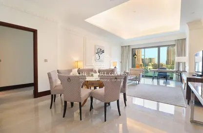 شقة - 2 غرف نوم - 4 حمامات للايجار في The St. Regis Marsa Arabia Island - Marsa Arabia - جزيرة اللؤلؤة - الدوحة