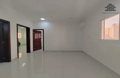 Apartment - 2 Bedrooms - 2 Bathrooms for rent in Umm Ghuwailina 4 - Umm Ghuwailina - Doha