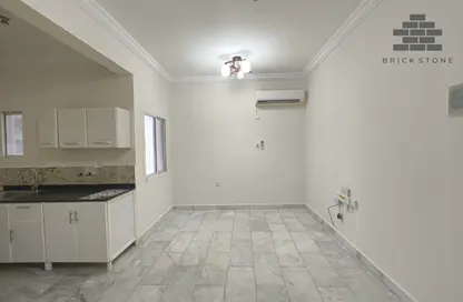 Apartment - 1 Bedroom - 1 Bathroom for rent in Umm Ghwailina Comm - Umm Ghuwalina - Umm Ghuwailina - Doha