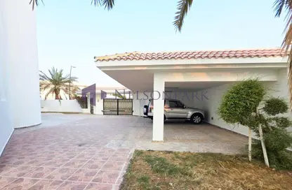 فيلا - 6 غرف نوم - 6 حمامات للايجار في شارع عمر المختار - الحي الدبلوماسي - الدوحة