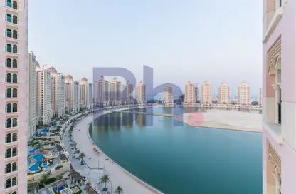 صورة لـ حوض سباحة شقة - 2 غرف نوم - 3 حمامات للايجار في فيفا غرب - فيفا بحرية - جزيرة اللؤلؤة - الدوحة ، صورة رقم 1