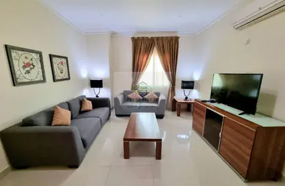 Apartment - 2 Bedrooms - 2 Bathrooms for rent in Umm Ghwailina Comm - Umm Ghuwalina - Umm Ghuwailina - Doha