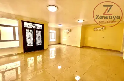 Villa - 3 Bedrooms - 4 Bathrooms for rent in Wadi Al Shaheeniya Street - Ain Khaled - Doha