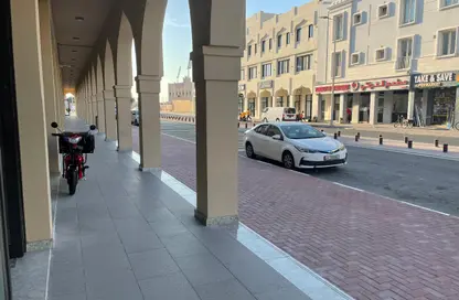 محل تجاري - استوديو - 1 حمام للايجار في غرب الهلال - الهلال - الدوحة