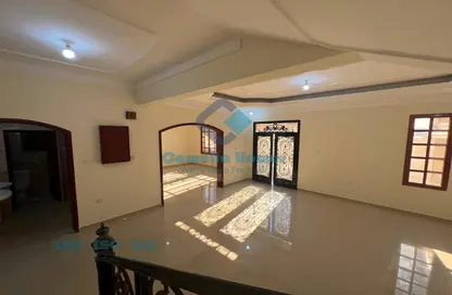 فيلا - 5 غرف نوم - 5 حمامات للايجار في شارع ام السنيم - عين خالد - الدوحة
