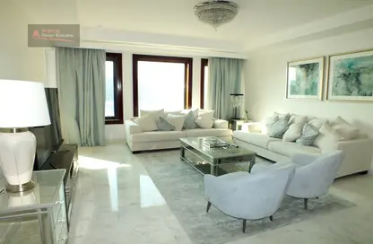 Living Room image for: Townhouse - 2 Bedrooms - 3 Bathrooms for rent in Tower 22 - Porto Arabia - The Pearl Island - Doha, Image 1