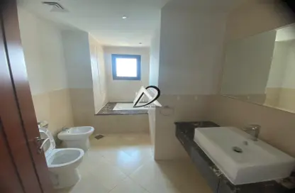صورة لـ حمام شقة - 2 غرف نوم - 3 حمامات للايجار في بورتو أرابيا - جزيرة اللؤلؤة - الدوحة ، صورة رقم 1
