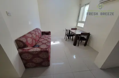 صورة لـ غرفة المعيشة / غرفة الطعام شقة - 2 غرف نوم - 2 حمامات للايجار في أم غويلينا - الدوحة ، صورة رقم 1