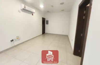 Apartment - 3 Bedrooms - 2 Bathrooms for rent in Bin Dirham 5 - Al Mansoura - Doha