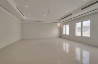 شقة - 5 غرف نوم - 6 حمامات للايجار في غرب الهلال - الهلال - الدوحة