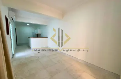 فيلا - غرفة نوم - 1 حمام للايجار في الدفنة - الدفينة - الدوحة