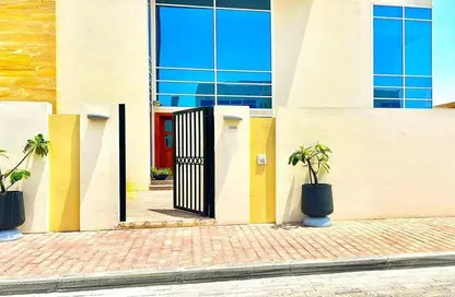 فيلا - 4 غرف نوم - 5 حمامات للايجار في حدائق العين - عين خالد - عين خالد - الدوحة