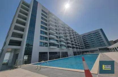 صورة لـ حوض سباحة شقة - غرفة نوم - 1 حمام للبيع في مدينة قطر الترفيهية - الوسيل ، صورة رقم 1