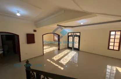 فيلا - 5 غرف نوم - 5 حمامات للايجار في بوابة عين خالد - عين خالد - الدوحة