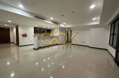 شقة - 2 غرف نوم - 2 حمامات للايجار في طريق بورتو الشرقي - بورتو أرابيا - جزيرة اللؤلؤة - الدوحة