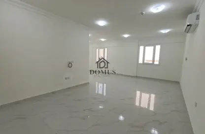شقة - 2 غرف نوم - 2 حمامات للايجار في شارع طارق - فريج بن عمران - الدوحة