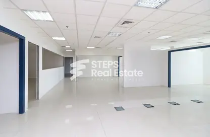 صورة لـ غرفة فارغة مساحات مكتبية - استوديو - 1 حمام للايجار في شارع الامان - أم غويلينا - الدوحة ، صورة رقم 1
