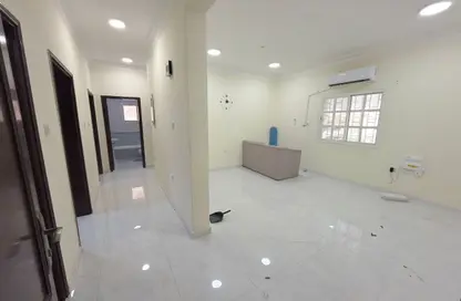 شقة - 2 غرف نوم - 2 حمامات للايجار في طريق المطار القديم - الدوحة