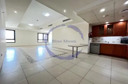 صورة لـ مطبخ شقة - 1 حمام للايجار في طريق بورتو الشرقي - بورتو أرابيا - جزيرة اللؤلؤة - الدوحة ، صورة رقم 1