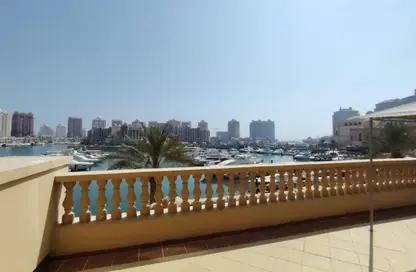 شقة - 2 غرف نوم - 3 حمامات للايجار في طريق بورتو الشرقي - بورتو أرابيا - جزيرة اللؤلؤة - الدوحة