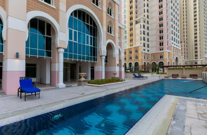 صورة لـ حوض سباحة شقة - 3 غرف نوم - 4 حمامات للايجار في إمبيريال دايموند - فيفا بحرية - جزيرة اللؤلؤة - الدوحة ، صورة رقم 1