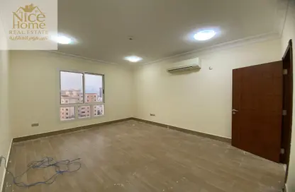 شقة - 2 غرف نوم - 2 حمامات للايجار في فريج بن محمود - الدوحة