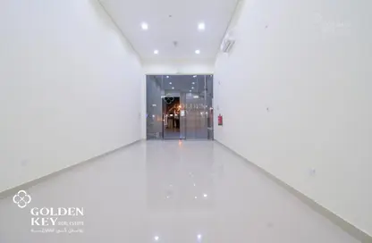 محل تجاري - استوديو - 2 حمامات للايجار في 870 شارع - جنوب الدحيل - الدحيل - الدوحة