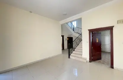 مجمع سكني - 5 غرف نوم - 4 حمامات للايجار في شارع ام السنيم - عين خالد - الدوحة