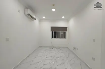 Apartment - 1 Bedroom - 1 Bathroom for rent in Umm Ghwailina Comm - Umm Ghuwalina - Umm Ghuwailina - Doha