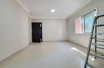 Apartment - 3 Bedrooms - 2 Bathrooms for rent in Umm Ghuwailina 4 - Umm Ghuwailina - Doha